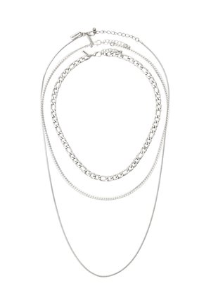 Drei silberne Halsketten mit verschiedenen Kettenarten: dicke curb-Kette, mittel verdrehte Kette und dünne Schlangenkette, vor weißem Hintergrund präsentiert.