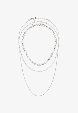 Drei silberne Halsketten mit verschiedenen Kettenarten: dicke curb-Kette, mittel verdrehte Kette und dünne Schlangenkette, vor weißem Hintergrund präsentiert.