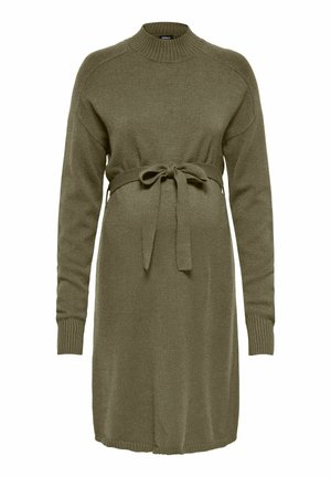 Robe en maille vert olive avec col montant, manches longues et ceinture à la taille. Dotée de poignets côtelés et d'une jupe légèrement évasée.