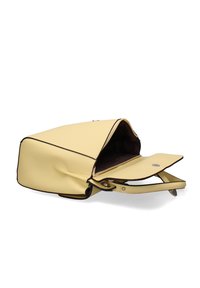 Borsa in pelle gialla con forma triangolare, patta aperta, bordi neri a contrasto e chiusura a scatto in metallo. Esterno testurizzato e interno liscio.