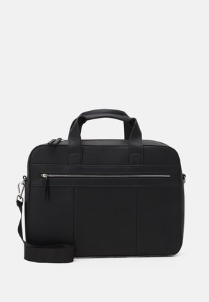 Zwarte synthetische laptoptas met dubbele handvatten, afneembare schouderriem, textuur oppervlak en een voorzak met rits. Rechteckig ontwerp.