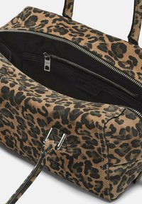 Borsa a tracolla con stampa leopardata in morbido suede, con chiusura a zip e interno nero. Presenta hardware in tone argentato e una tracolla regolabile.