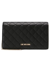 Černá prošívaná peněženka se zlatým logem "LOVE MOSCHINO". Obsahuje řetízkový popruh a má obdélníkový tvar s texturovaným povrchem.