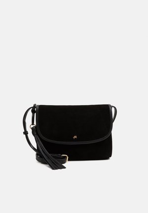 Czarna zamszowa torba na ramię z klapką, regulowanym paskiem, ozdobą w postaci chwostu oraz małym złotym logo na środku przodu.