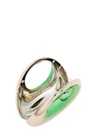 Transparent grön och metallisk handväska med slät, rundad form, utrustad med ett brett handtag och en glänsande guldaccent i kanten.
