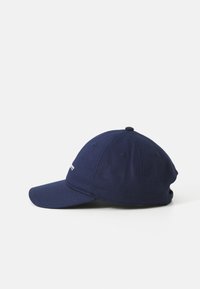 Cappello da baseball blu navy con visiera curva, tessuto texture, design a sei pannelli e dettaglio ricamato sul davanti.