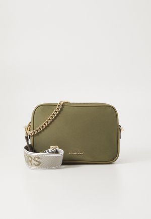 Borsa a tracolla verde oliva con tracolla a catena dorata e logo. Presenta una tracolla bianca testurizzata con "KORS" in oro e chiusura con zip.