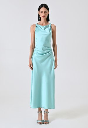 Helles blaues Satin-Maxikleid mitanker Fallkragen und Drapierung. Mit dünnen Schulterträgern und einer glatten, glänzenden Oberfläche.