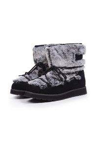 Schwarze Wildlederstiefel mit grauen Kunstfellumschlägen, Schnürung vorne, flachen Gummisohlen und gestickten Details entlang der Sohle.