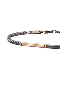 Pulsera de metal negro texturizado con brillantes acentos en oro rosado y segmentos cilíndricos, que presenta un cierre y una pequeña etiqueta.