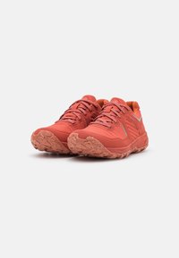 Zapatillas deportivas rojas con una suela de goma texturizada, parte superior de malla y acentos reflectantes. Cuenta con un collar acolchado y un diseño transpirable.