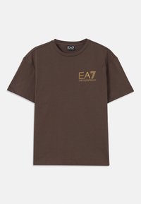 Brun bomull t-skjorte med rund hals og korte ermer. Har gull logo "EA7 Emporio Armani" på venstre bryst. Enkelt design, glatt tekstur.