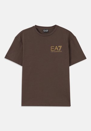 Bruine katoenen t-shirt met ronde hals en korte mouwen. Voorzien van het gouden logo "EA7 Emporio Armani" op de linkerborst. Eenvoudig ontwerp, gladde textuur.