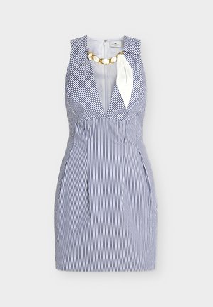 Φόρεμα χωρίς μανίκια σε μπλε και άσπρες κάθετες ρίγες, με βαθύ V-λαιμόκοψη, χρυσή αλυσίδα ως διακόσμηση στο λαιμό και λευκή υφασμάτινη λεπτομέρεια στη μία πλευρά.