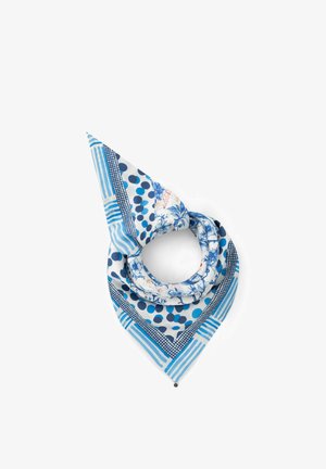 Blauw-witte zijden sjaal met bloemmotieven en stippen, gevouwen tot een lus met een puntige uiteinde op een witte achtergrond.