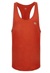 Camiseta sin mangas roja de algodón con escote redondo y diseño de espalda nadadora. Presenta un pequeño logotipo azul "Lee" en el frente.