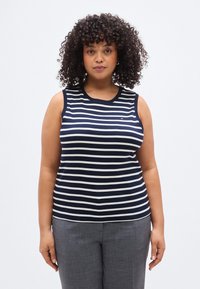 Μπλε ναυτικό και λευκό ριγέ αμάνικο τοπ με στρογγυλή λαιμόκοψη. Μαλακό βαμβακερό ύφασμα με εφαρμοστή σχεδίαση και λογότυπο στο αριστερό στήθος.