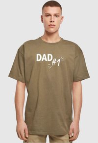 Merchcode DAY-NUMBER 1 HEAVY OVERSIZE - Printtipaita - olive