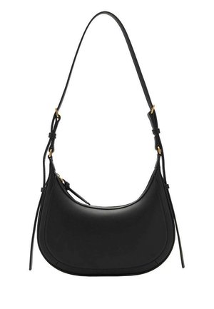 Czarna skórzana torba na ramię o zaokrąglonym kształcie, z regulowanym paskiem, złotym wykończeniem i zamkiem błyskawicznym.