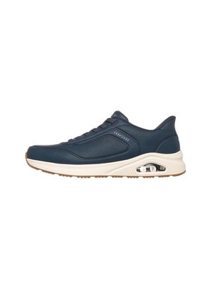 Sneaker in pelle blu navy con suola bianca, cuscinetto d’aria nel tallone, design con lacci e pannello laterale traforato, isolata su sfondo bianco.