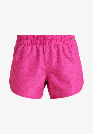 Rosa Sportshorts mit elastischem Bund, die ein strukturiertes Muster im Stoff und seitliche Schlitze für Bewegungsfreiheit aufweisen.