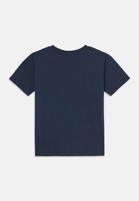 Tamsiai mėlynas medvilninis T-shirt su trumpomis rankovėmis, apvaliu iškirpimu ir lygiu paviršiumi; jokių matomų raštų ar akcentų. Paprastas galinis vaizdas.