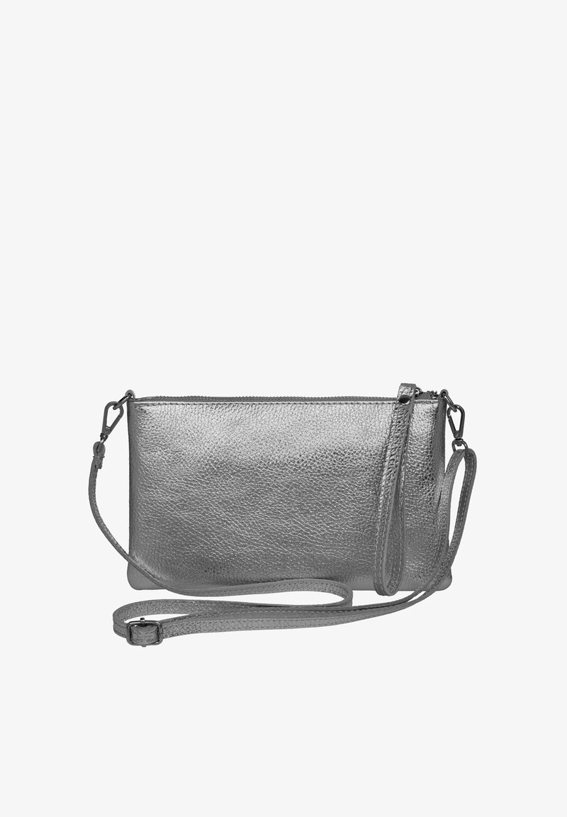 Silberner Leder-Crossbody-Beutel mit strukturierter Oberfläche, Reißverschluss und verstellbarem Trageriemen. Kompakte rechteckige Form mit minimalem Zubehör.
