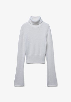 Jasnoszary, skrócony sweter z golfem z długimi, szerokimi rękawami; wykonany z miękkiego, teksturowanego materiału, z prążkowanym dekoltem i dołem.