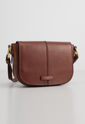 Borsa a tracolla in pelle marrone con chiusura a pattina, hardware in tono oro e dettaglio cucito ai bordi. Presenta un logo del marchio sul fronte.