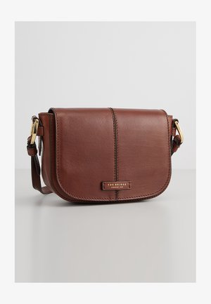 Borsa a tracolla in pelle marrone con chiusura a pattina, hardware in tono oro e dettaglio cucito ai bordi. Presenta un logo del marchio sul fronte.