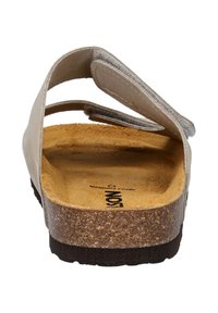 Lichtgrijze sandaal met kurken zool en twee verstelbare stoffen banden. Beschikt over een cushioned voetbed met geperst logo. Platte, stevige zool.