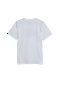 Camiseta blanca de algodón con mangas cortas, cuello redondo estándar y un logo sutil en la manga izquierda, con una textura suave.