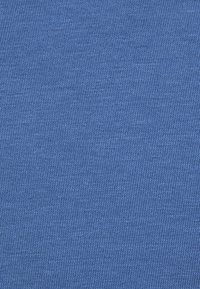 Blauwe stof met een fijne ribbelstructuur en subtiele glans. Het materiaal vertoont een gelijkmatige kleurverdeling en een glad oppervlak.