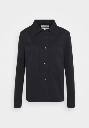 Veste noire à manches longues avec col, grandes poches avant et cinq boutons au centre devant.
