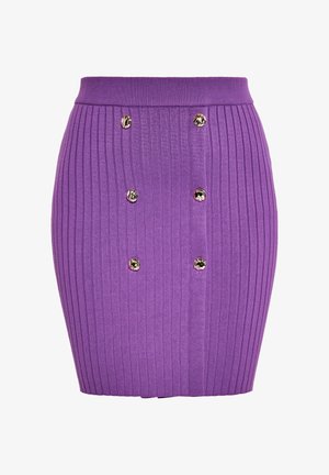 Paars geribbeld gebreid rokje met een getailleerd ontwerp, voorzien van zes ronde goudkleurige knopen als accenten. De textuur is soepel en rekbaar.