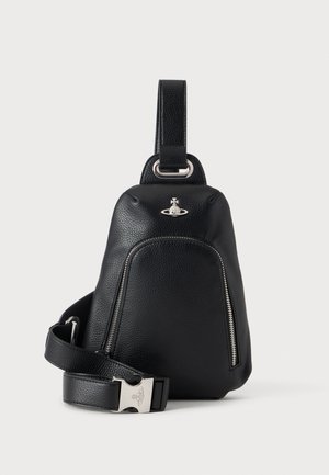 Sort læder crossbodytaske med sølv lynlås og metal logo, med justerbar rem og sølv spænde.