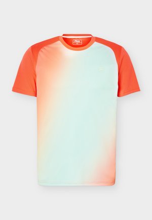 Rövid ujjú atletikus ing narancssárga ujjakkal és gallérral, elöl világoskék és narancssárga színátmenetes panellel, FILA logóval a mellrészen.