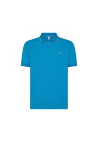 Polo azzurro in tessuto morbido, con colletto giallo e piccolo logo sul petto sinistro. Maniche corte, vestibilità standard.