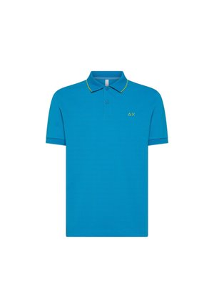 Polo azzurro in tessuto morbido, con colletto giallo e piccolo logo sul petto sinistro. Maniche corte, vestibilità standard.
