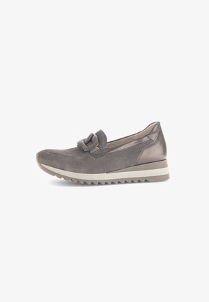 Grijze instap damesschoen voor casual gebruik met een metallic accent, een geknoopte detail bovenop en een geribbelde witte zool voor extra grip.