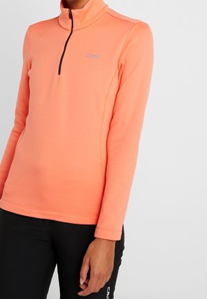 Oranger Fleece-Pullover mit langen Ärmeln, Stehkragen, halblangem Reißverschluss vorne und einem kleinen grauen Logo auf der Brust; glatte Textur und figurbetontes Design.