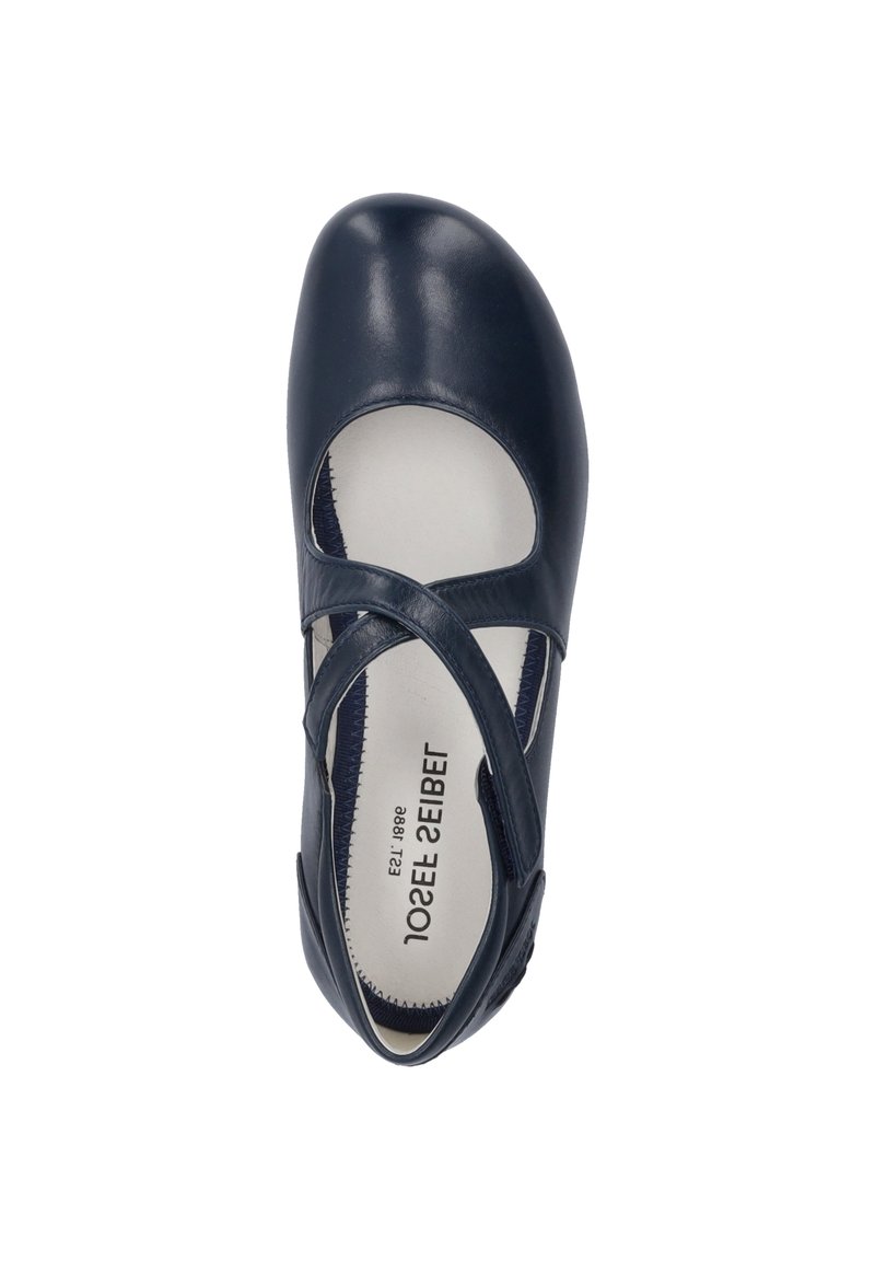 Bailarinas de charol navy con puntera redondeada, diseño de tiras cruzadas y interior acolchado. Presentan un sutil detalle de costura en los laterales.