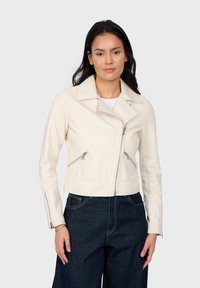 Off-white cropped leren jack met een geknopt kraag, ritssluiting aan de voorkant, zijzakken en ritssluiting bij de mouwen, gecombineerd met donkere denim.