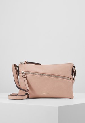 Jasnoróżowa skórzana torebka typu crossbody z ukośną przednią kieszenią na zamek błyskawiczny i regulowanym paskiem, położona na białej powierzchni.