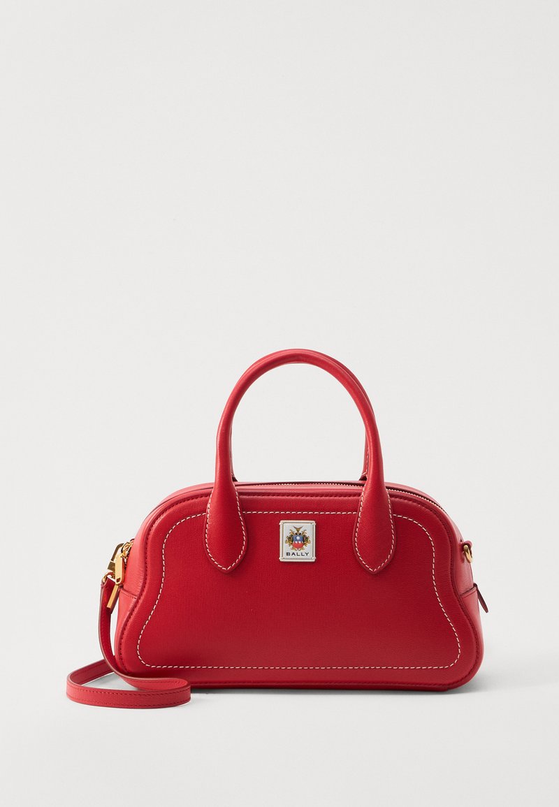 Borsa a mano in pelle rossa con forma arrotondata, dotata di due manici superiori, cuciture bianche e dettaglio del logo in metallo dorato. Include una tracolla removibile.