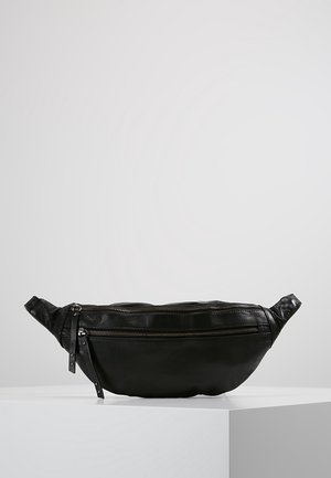 Czarna skórzana saszetka na pas z dwoma zamykanymi na zamek komorami i regulowanymi paskami, umieszczona na białym postumencie na jednolitym tle.