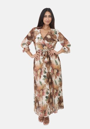 Robe maxi florale en tissu léger présentant un design enveloppant, un col en V et des manches trois-quarts avec une ceinture. Les couleurs incluent beige, marron et vert.
