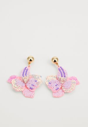 Boucles d'oreilles en forme de fleurs en nuances de rose et de violet, avec un quincaillerie en tone doré, des paillettes et un design texturé avec des pétales superposés.