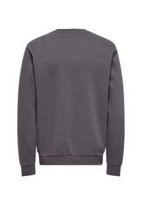 Γκρι φούτερ με στρογγυλή λαιμόκοψη, μακριά μανίκια και ριμπ ολοκλήρωση. Διαθέτει λεία υφή και διακριτική λεπτομέρεια ρ αφής.