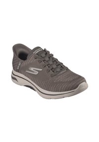 Sneaker grigio con tomaia in mesh traspirante, design con lacci, suola ammortizzata e motivi texturizzati sui lati e sulla punta.